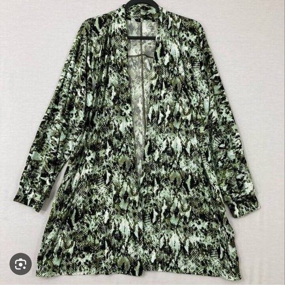 Womens Comfort Code Cuddl Duds Open Cardigan Green Animal Print M Thumb Holes - Picture 1 of 7